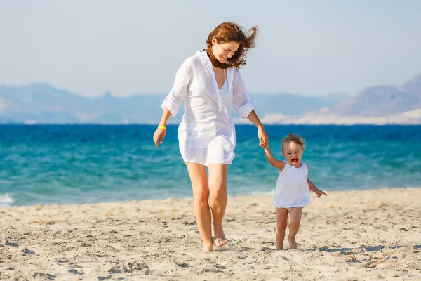 母親と娘が海岸を走っていて — ストック写真