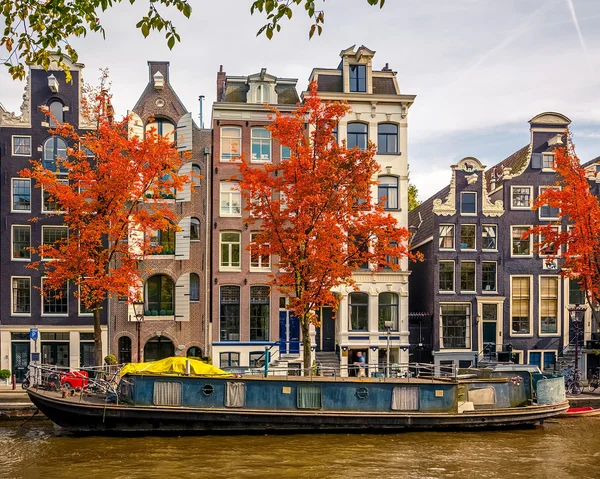 Edifícios no canal em Amsterdã — Fotografia de Stock