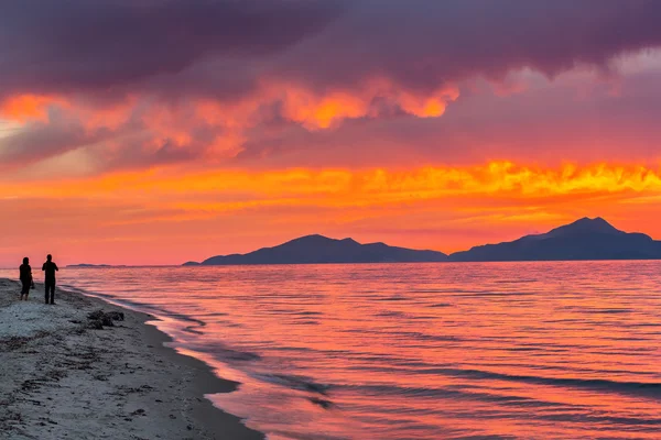 Pôr do sol sobre o mar na Grécia — Fotografia de Stock