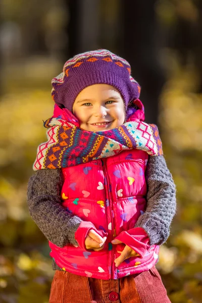 Petite fille dans le parc — Photo