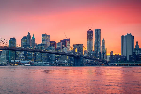 Бруклинский мост и Манхэттен в сумерках — стоковое фото