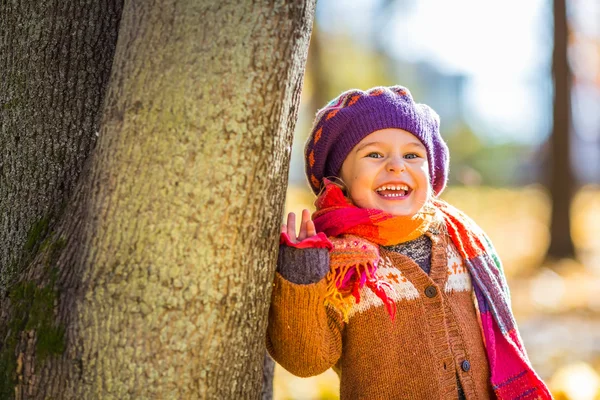 Menina feliz brincando no parque de outono — Fotografia de Stock