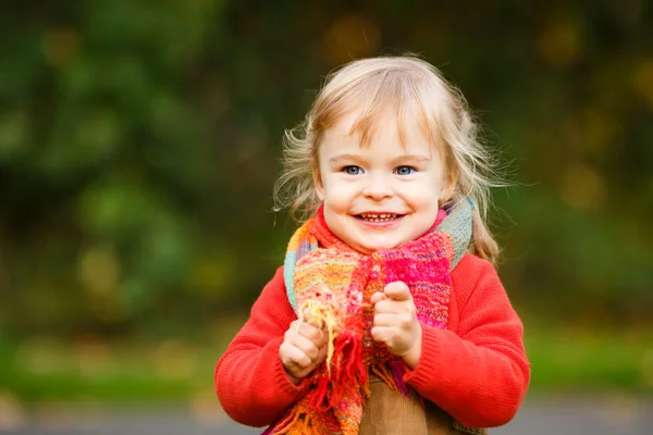 Lycklig liten flicka i parken — Stockfoto