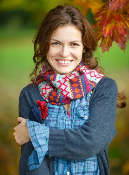 Porträt einer jungen schönen Frau — Stockfoto