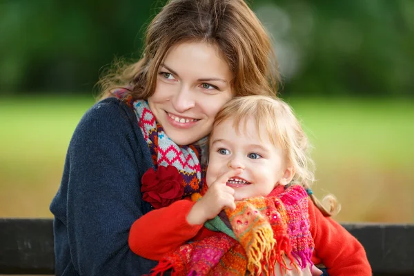 Mor och dotter i parken — Stockfoto