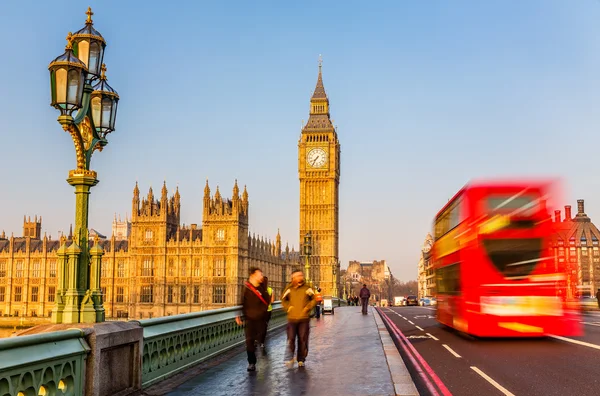 Big Ben e ônibus vermelho de dois andares, Londres — Fotografia de Stock