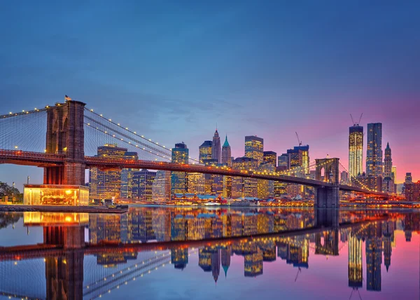 Brooklyn bridge and Manhattan at dusk — Stock Photo, Image