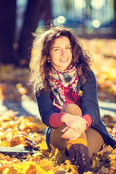 Porträt einer jungen schönen Frau — Stockfoto