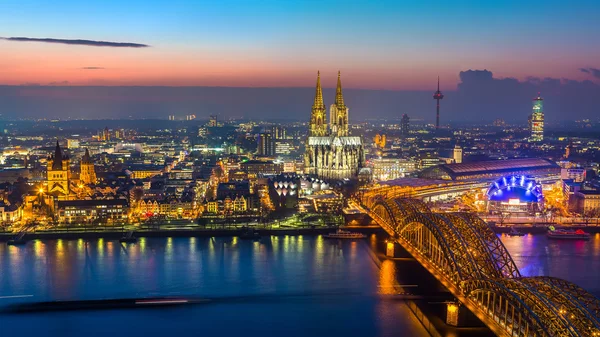 Köln in der Abenddämmerung — Stockfoto