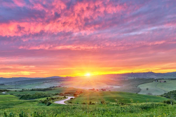 Wunderschöne toskanische Landschaft bei Sonnenaufgang — Stockfoto