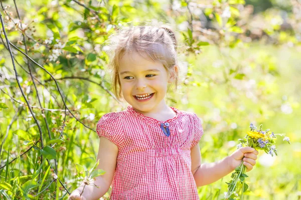 Lycklig liten flicka i vår solig park — Stockfoto