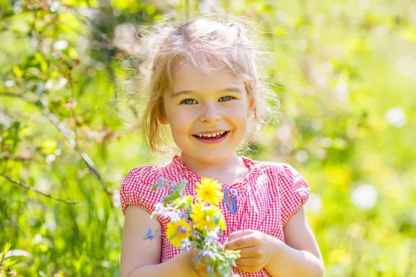 Lycklig liten flicka i vår solig park — Stockfoto