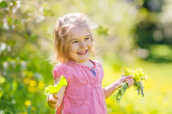 Niña feliz en el soleado parque de primavera —  Fotos de Stock