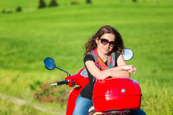 Junge Frau mit Motorroller unterwegs — Stockfoto