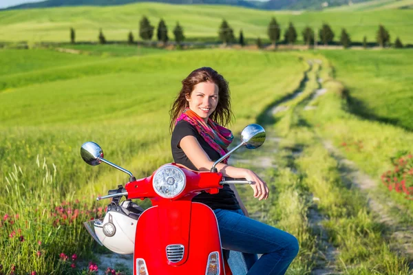 Junge Frau mit Motorroller unterwegs — Stockfoto