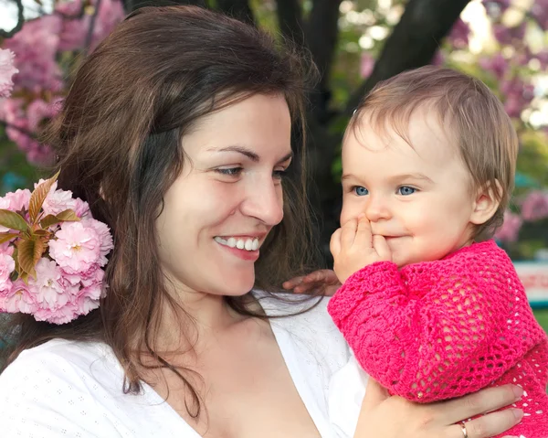 정원에서 아기와 엄마 — 스톡 사진