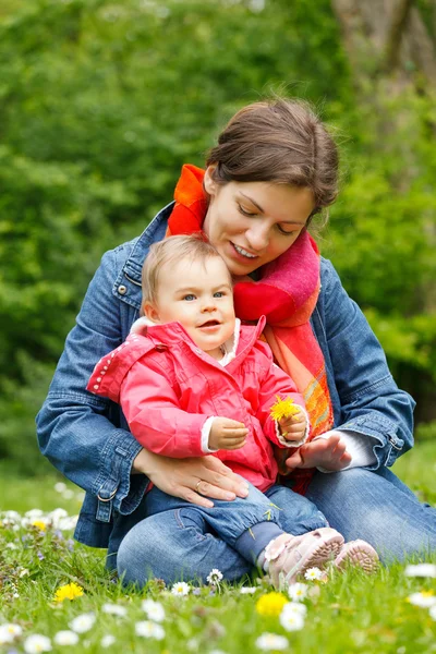 Moeder met baby in het park — Stockfoto