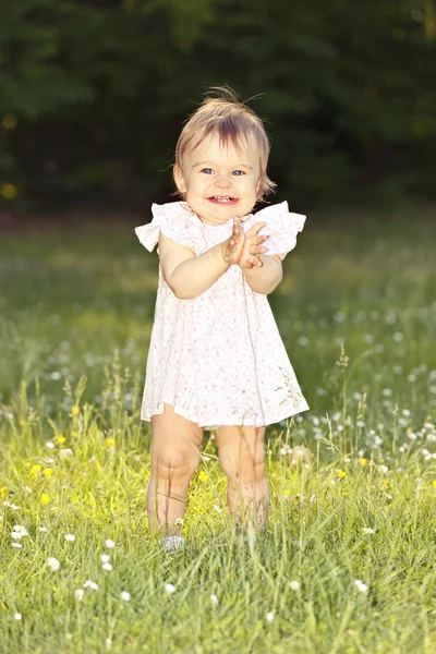 Petite fille dans le parc — Photo