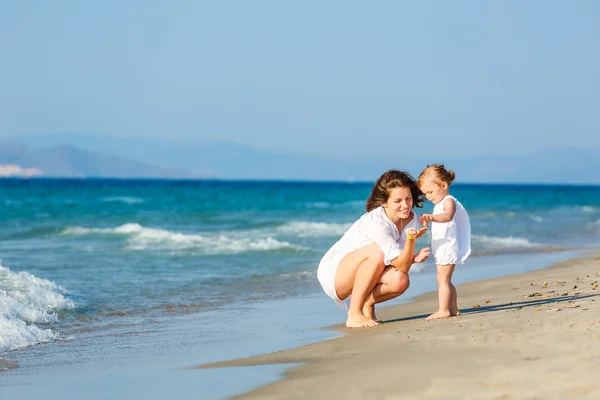 Moeder en dochter spelen op het strand — Stockfoto