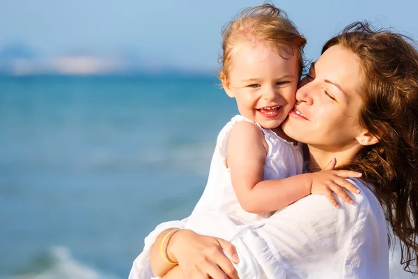 Madre e hija en la playa —  Fotos de Stock