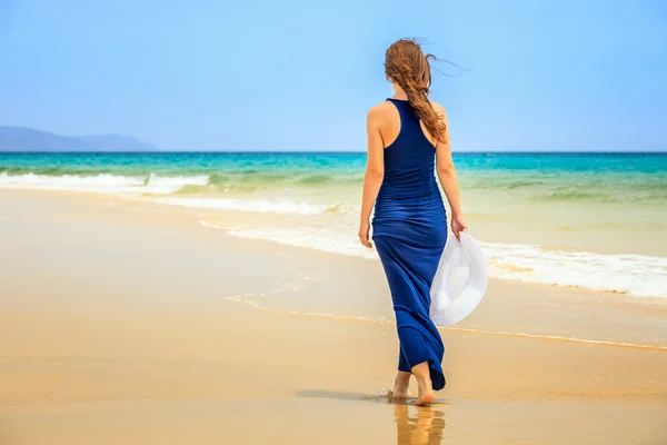 Young woman on ocean beach — Stock Photo, Image