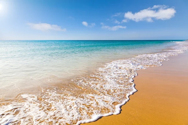 Schöner Strand am Meer — Stockfoto