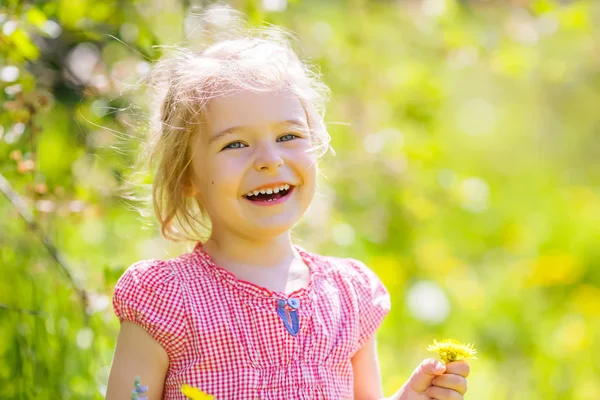 Baharda küçük mutlu kız güneşli parkta — Stok fotoğraf