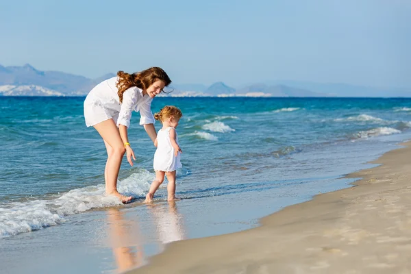 Anne ve kızı sahilde oynuyorlar. — Stok fotoğraf