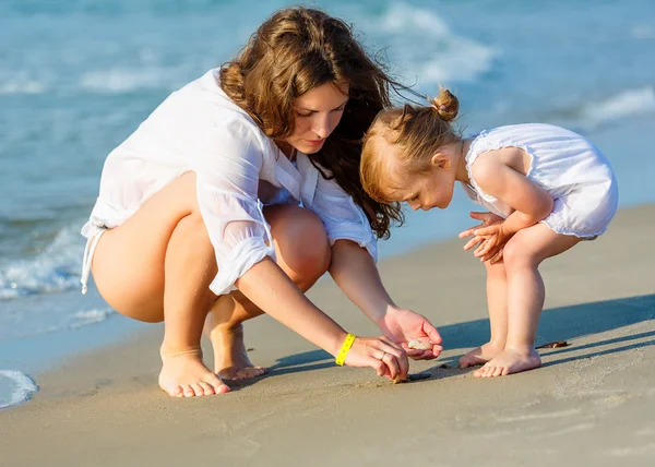 Мать и дочь играют на пляже — стоковое фото