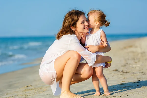 Moeder en dochter spelen op het strand — Stockfoto