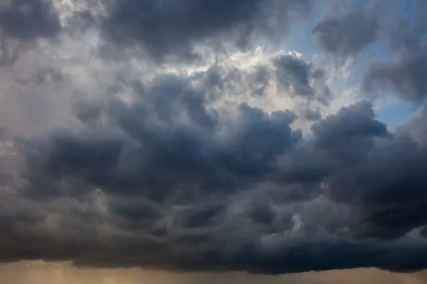 Stormachtige lucht achtergrond — Stockfoto