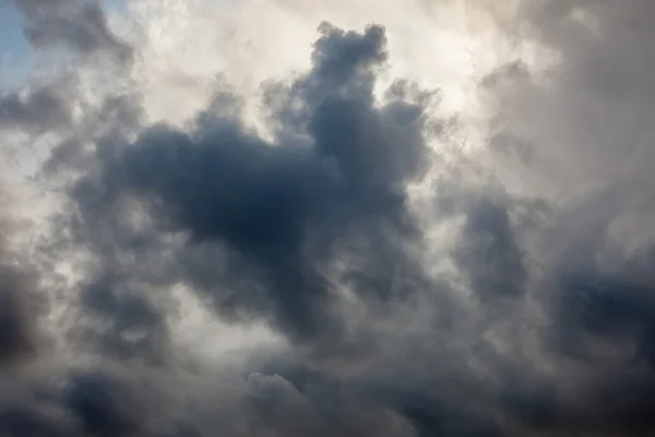 Stormachtige lucht achtergrond — Stockfoto