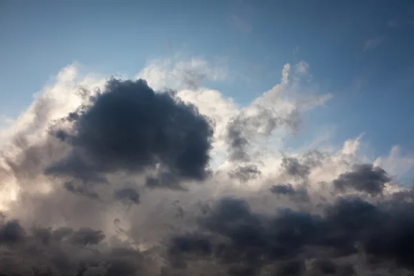 Stormachtige lucht achtergrond — Stockfoto