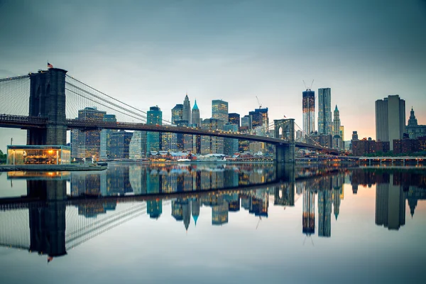 Brooklyn bridge and Manhattan at dusk — Stock Photo, Image
