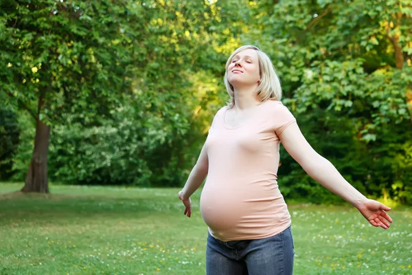 Mulher grávida no parque — Fotografia de Stock