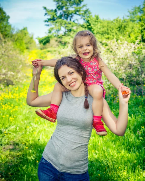 Мать и дочь в парке — стоковое фото
