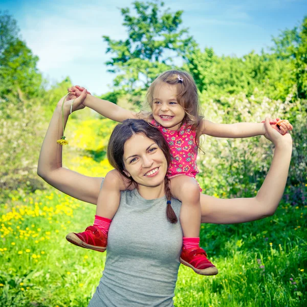 Anne ve kızı parkta. — Stok fotoğraf