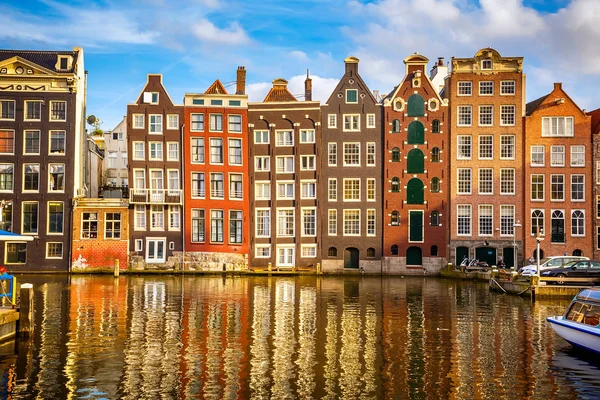 Oude gebouwen in amsterdam — Stockfoto