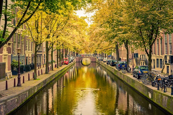 Canal en Amsterdam — Foto de Stock