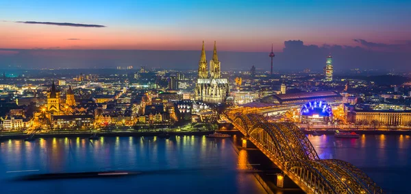 Köln in der Abenddämmerung — Stockfoto