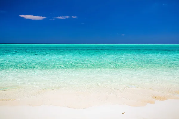 Schöner Strand am Meer — Stockfoto