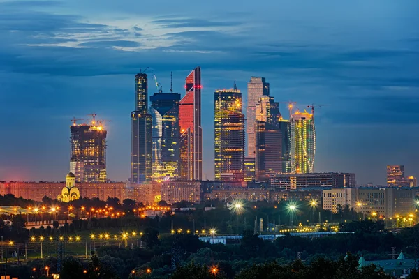 Wolkenkrabbers van Moskou Stad 's nachts — Stockfoto