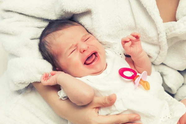 Bebê recém-nascido chorando — Fotografia de Stock