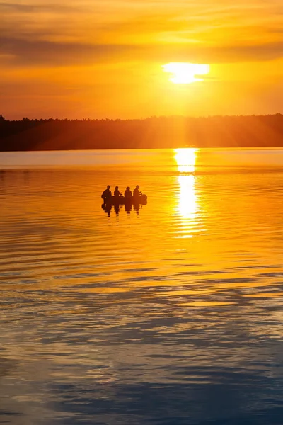 Puesta de sol en un lago — Foto de Stock