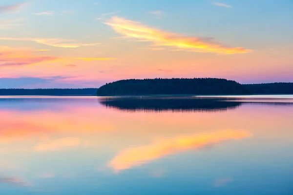 湖に沈む夕日 — ストック写真