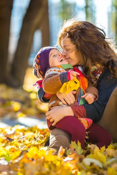 Moeder en dochter in het park — Stockfoto