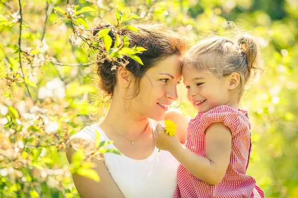Mother and daughter in sunny park — Stock Photo, Image