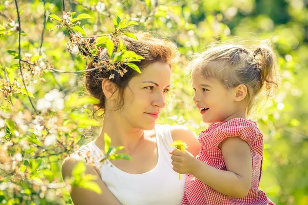 Moeder en dochter in zonnige park — Stockfoto