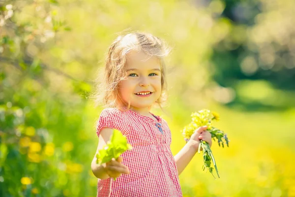 Щаслива маленька дівчинка у весняному сонячному парку — стокове фото