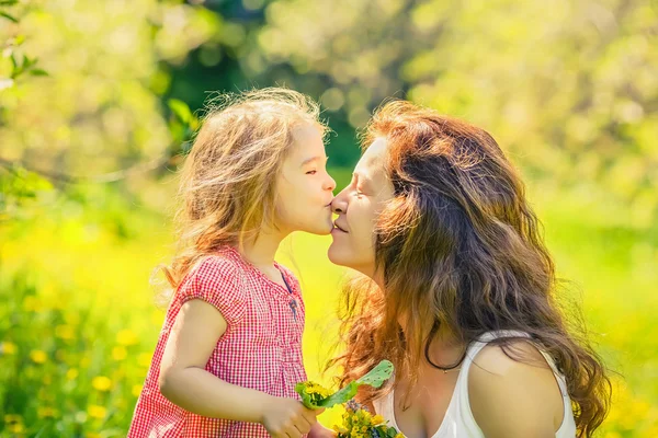 Мать и дочь в солнечном парке — стоковое фото